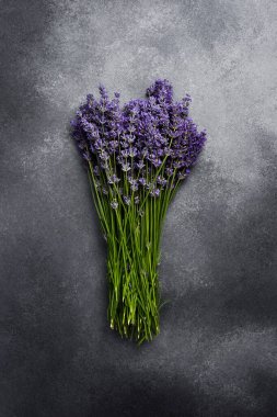 Bir demet lavanta. Aromatik iksir. Üst görünüm.