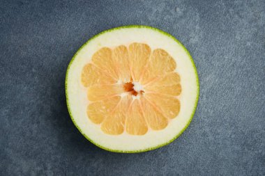 Yemeye hazır taze organik şeker. Gri taş arkaplanı kapat, üst görünüm.