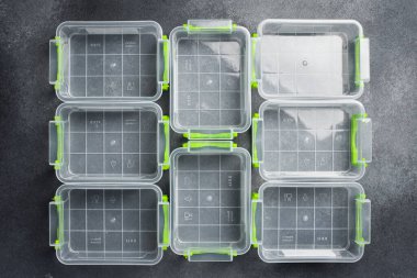 Yiyecek depolamak için plastik kutular. Gri taştan bir arka planda. Üst Manzara. Yakın plan..