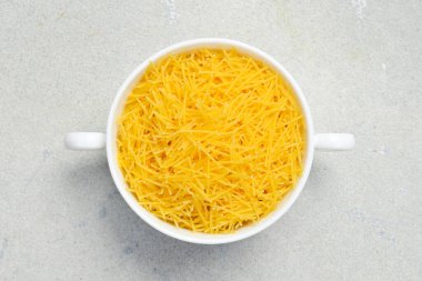 Bir kasede çiğ İtalyan Vermicelli. Aşçılık geçmişi. İtalyan gıda konsepti.