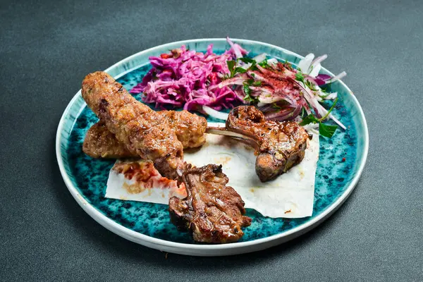 Fırında kuzu eti. Izgara kuzu eti. Et yemekleri..