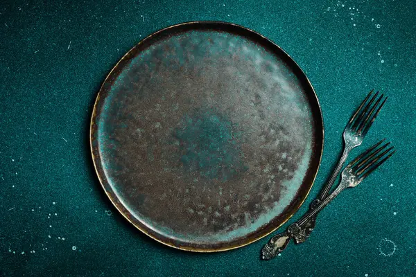 Mavi taş bir masanın üzerinde koyu taştan bir tabak. Bedava fotokopi. Üst görünüm.