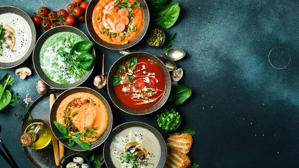 Ev yapımı vejetaryen çorbaları ve yemek malzemeleri. Bir kasede. Sağlıklı gıda konsepti. Reklam fotoğrafı.