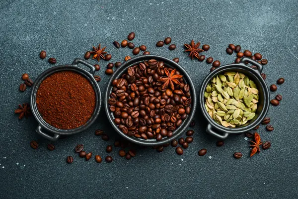 Kakule ve anason kokulu aromatik kahve. Arabika ya da robusta kahvesi. Kahve arka planı.