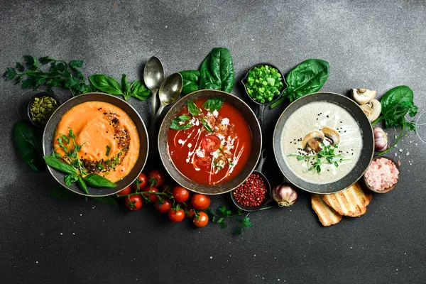 Ev yapımı vejetaryen çorbaları ve yemek malzemeleri. Bir kasede. Sağlıklı gıda konsepti. Reklam fotoğrafı.