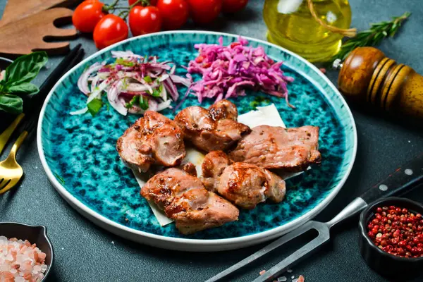 Izgara hindi eti kebabı. Taze sebzelerle servis edilen bir tabakta. Üst görünüm.