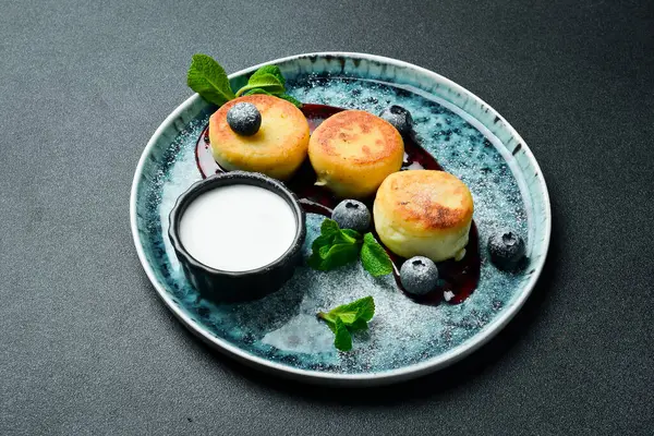 Yaban mersinli ve ekşi kremalı peynirli krep. Tatlı. Karanlık bir arkaplanda, yakın plan.