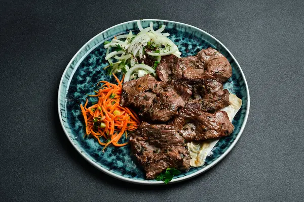 Soğan ve pita ekmeğiyle ızgara yaban kebabı. Barbekü menüsü. Metin için boş alan. Kapat..