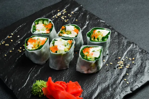 Geleneksel taze Japon suşisi rulo karides ve pirinç örtüsü. Wasabi sosu ve zencefil turşusuyla servis edilir. Kapat..