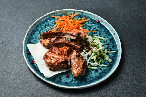 Izgara dana eti, soğan ve pide ekmeği. Barbekü menüsü. Metin için boş alan. Kapat..