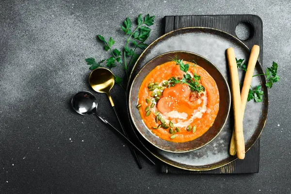 Kabak soslu ve kremalı kabak havucu kremalı çorba. Bir kasede. Sağlıklı gıda konsepti. Kapat..