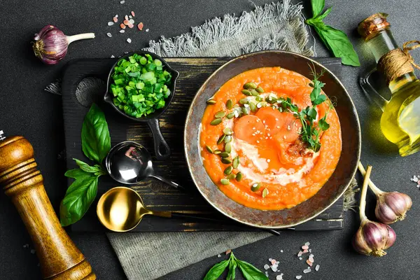 Kabak soslu ve kremalı kabak havucu kremalı çorba. Bir kasede. Sağlıklı gıda konsepti. Kapat..