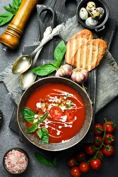 Fesleğen ve kremalı vejetaryen domates çorbası. Bir kasede. Vejetaryen yemeği konsepti.