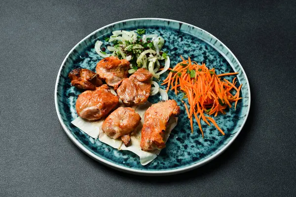 Soğanlı ızgara domuz kebabı ve pide ekmeği. Barbekü menüsü. Metin için boş alan. Kapat..