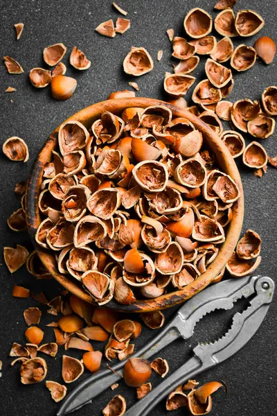 Fındık arka planı. Fındık kabuğu. Karanlık bir taş arka planda. Kapat..