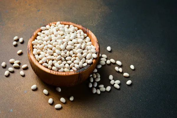 Bir kasede çiğ organik beyaz fasulye. Cannellini, Donanma, Great Northern veya White böbrek fasulyesi. Sağlıklı Diyet Konsepti. Üst Görünüm, Boşluğu Kopyala, Metin için Yer.