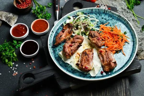 Izgara kuzu kebabı, soğan ve pide ekmeği. Barbekü menüsü. Metin için boş alan. Kapat..