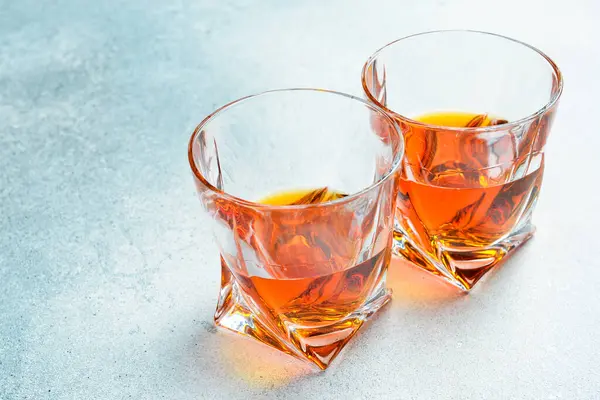 Bir bardak koyu rom. Yaklaş, üstten bak. Güçlü alkollü içecekler..