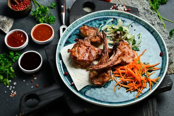 Izgara dana eti, soğan ve pide ekmeği. Barbekü menüsü. Metin için boş alan. Kapat..