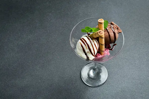 Bardakta meyveli dondurma. Metin için boş alan. Kapat..