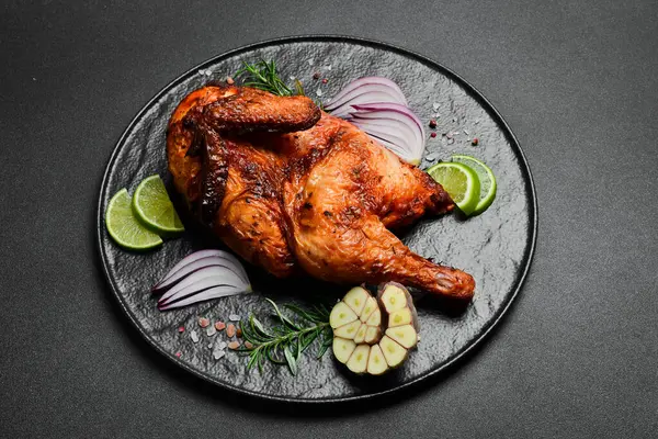 Siyah taş tabakta fırında tavuk ya da biberiye, limon ve baharatla hindi. Geleneksel şenlik yemeği.