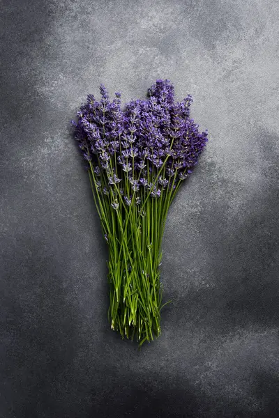 Bir demet lavanta. Aromatik iksir. Üst görünüm.