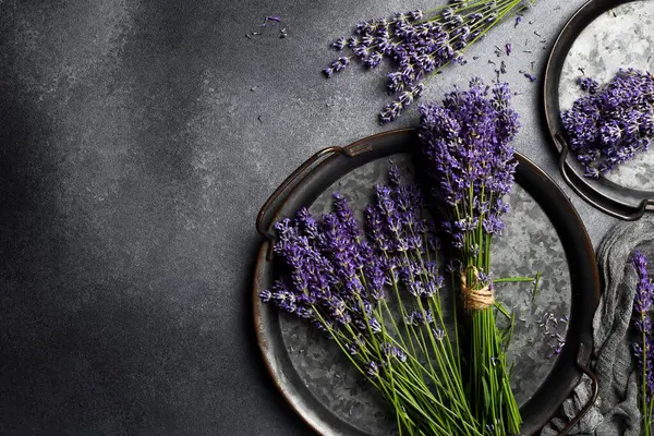 Metal tepside bir demet mor lavanta. Aromatik iksir. Üst görünüm.
