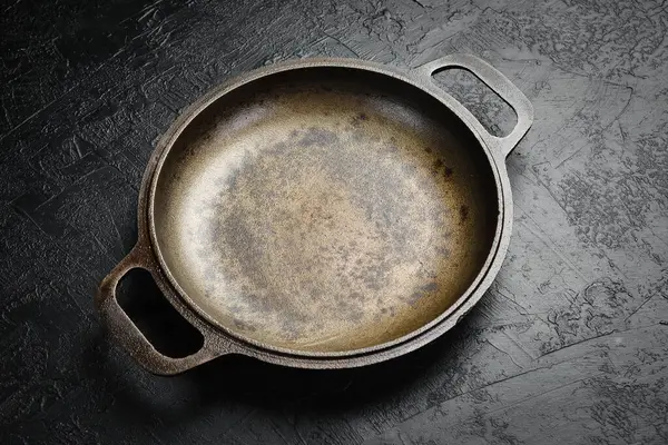 Kaliteli dökme demir tava. Kırsal bir arkaplanda.