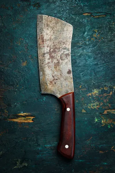 Siyah taş bir masanın üzerinde mutfak eski bıçak. Üst te. Metniniz için boş alan.
