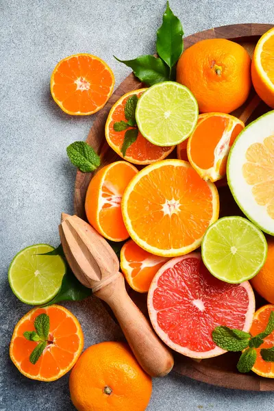 Renkli narenciye, mandalina, greyfurt, limon ve portakal gibi çeşitli meyveler. Üst Manzara. Citrus meyveleri.