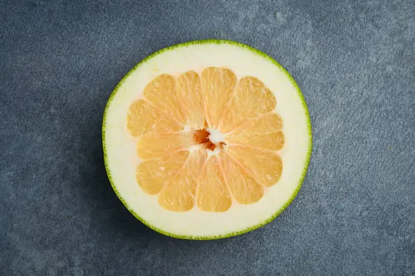 Yemeye hazır taze organik şeker. Gri taş arkaplanı kapat, üst görünüm.