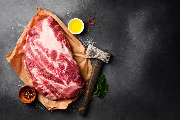Boynundan taze çiğ domuz eti, mutfak arka planında malzemeler ve baharatlar var. - Et. Üst Manzara. Kırsal biçim.