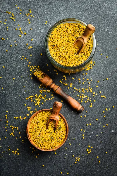 Tahta bir kasede çiçek arısı poleni. Arıcılık ürünleri. Üst görünüm.