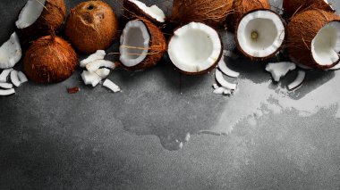 Taze hindistan cevizi. Tropik fındıklar yakın plan. Karanlık bir arka planda.