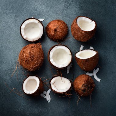 Kırılmış ve tüm hindistan cevizi gri taşlı arka planda. Üst Manzara. Tanıtım fotoğrafı..