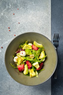 Somonlu salata, avokado, ıspanak ve mozzarella peyniri. Kapat..