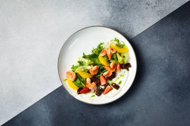 Renkli karides salatası, roka ve güneşte kurutulmuş domates. İtalyan mutfağı. Üst görünüm.