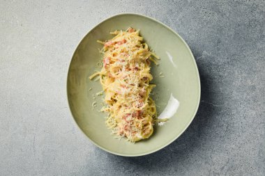 Carbonara makarnası. Pastırmalı makarna ve parmesan peyniri. İtalyan yemeği. Kapat..