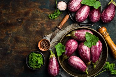 Bir grup patlıcan pişmeye hazır. Vejetaryen yemeği. Organik sebzeler. Üst görünüm.