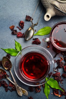 Masasında çaydanlık olan bir bardak vitamin amini amber çayı. Taş zeminde. Çay arkaplanı.