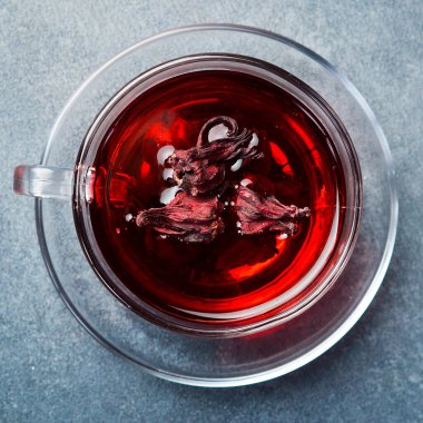 Bir fincan çaya yakın çekim. Çiçekli kırmızı amber çayı.