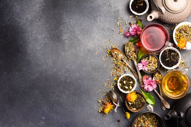 Çay arkaplanı. Çeşitli çaylardan oluşan bir koleksiyon. Boş kopyalama alanı, düz yatay.