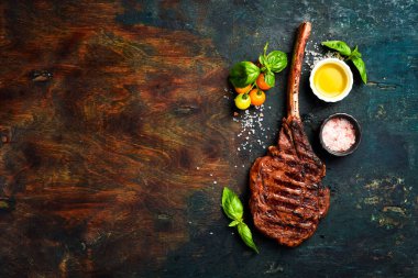 Tomahawk Black Agus bifteği, deniz tuzu, tereyağı ve baharatlı. Lezzetli ızgara biftek. Üst görünüm.