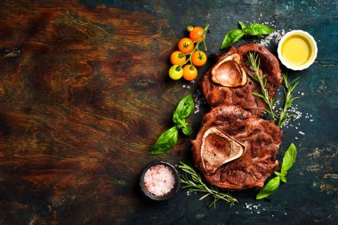 Dana Ossobuco ızgara biftek, deniz tuzu, tereyağı ve baharatla. Lezzetli ızgara biftek. Üst görünüm.