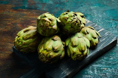 Taze enginarlar. Yan görüş. Sağlıklı yemek..