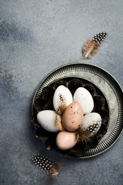 Metal bir tabakta bir çift yumurta. Üst görünüm.