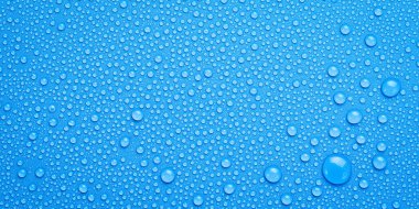 Soyut mavi arka plana su damlıyor. Makro fotoğraf. Üst görünüm.