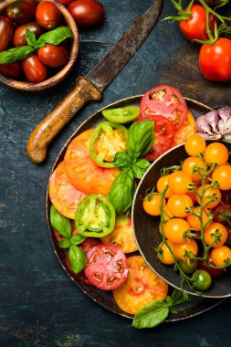 Taze aile yadigarı domatesler, pazarda organik ürünler. Domates gökkuşağı.