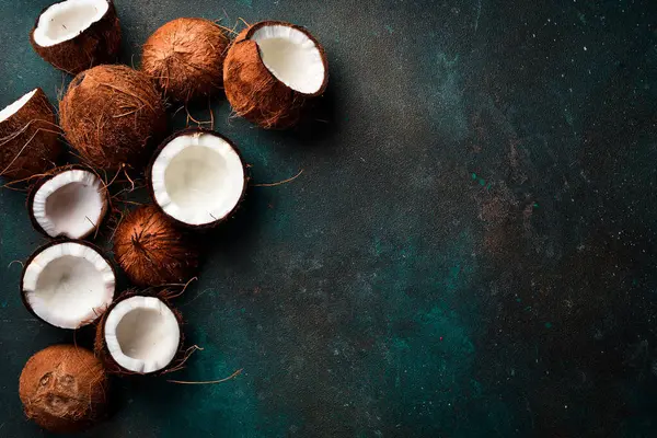 Hindistan cevizi kabuğu ve hindistancevizi sütü, eski model arka planda. Üst Manzara. Metin veya tasarım için boş alan.