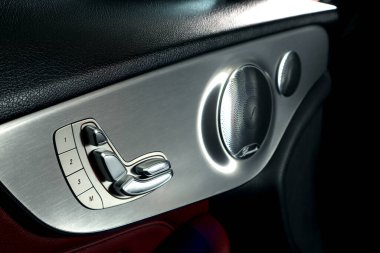 Koltuk ayarlama düğmeleri Mercedes Benz spor araba c200 coupe modelinin sol kapısında Bermester hoparlörü ve güzel tasarım kokpitinin içinde tweeter ses sistemi var.